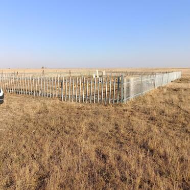 Free State, BOSHOF district, Kromkuil 136, farm cemetery