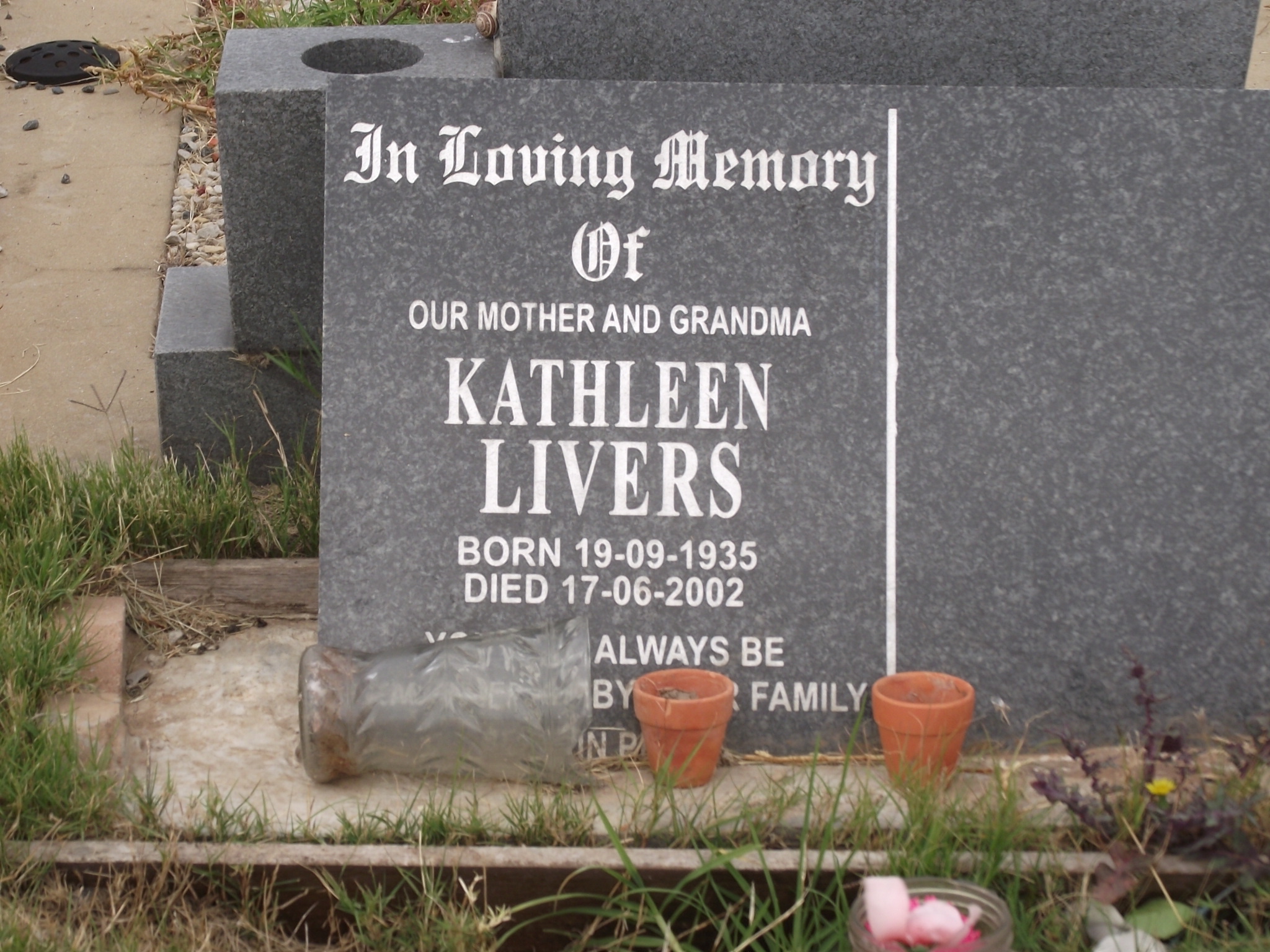 LIVERS Kathleen 1935-2002