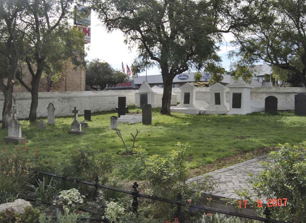 3. Grafte oorsig : View of the graves