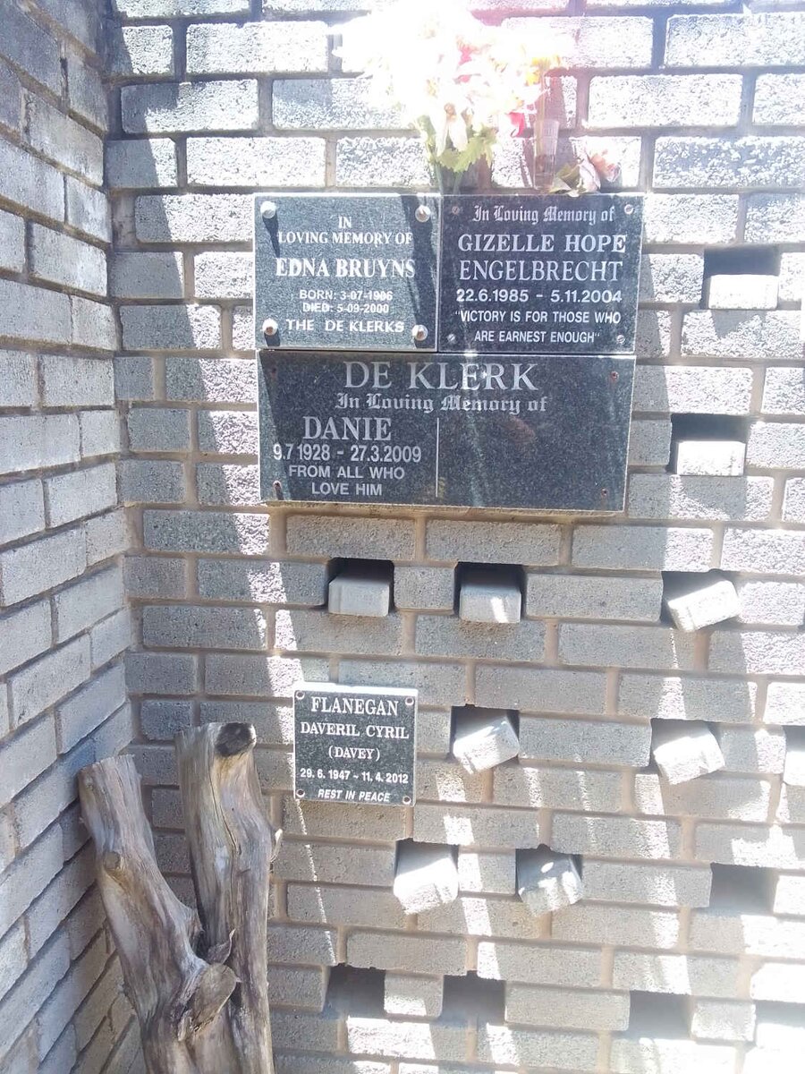 BRUYNS Edna 1906-2000 :: ENGELBRECHT Gizelle Hope 1985-2004 :: KLERK Danie, de 1928-2009 :: FLANEGAN Daveril Cyril 1947-2012