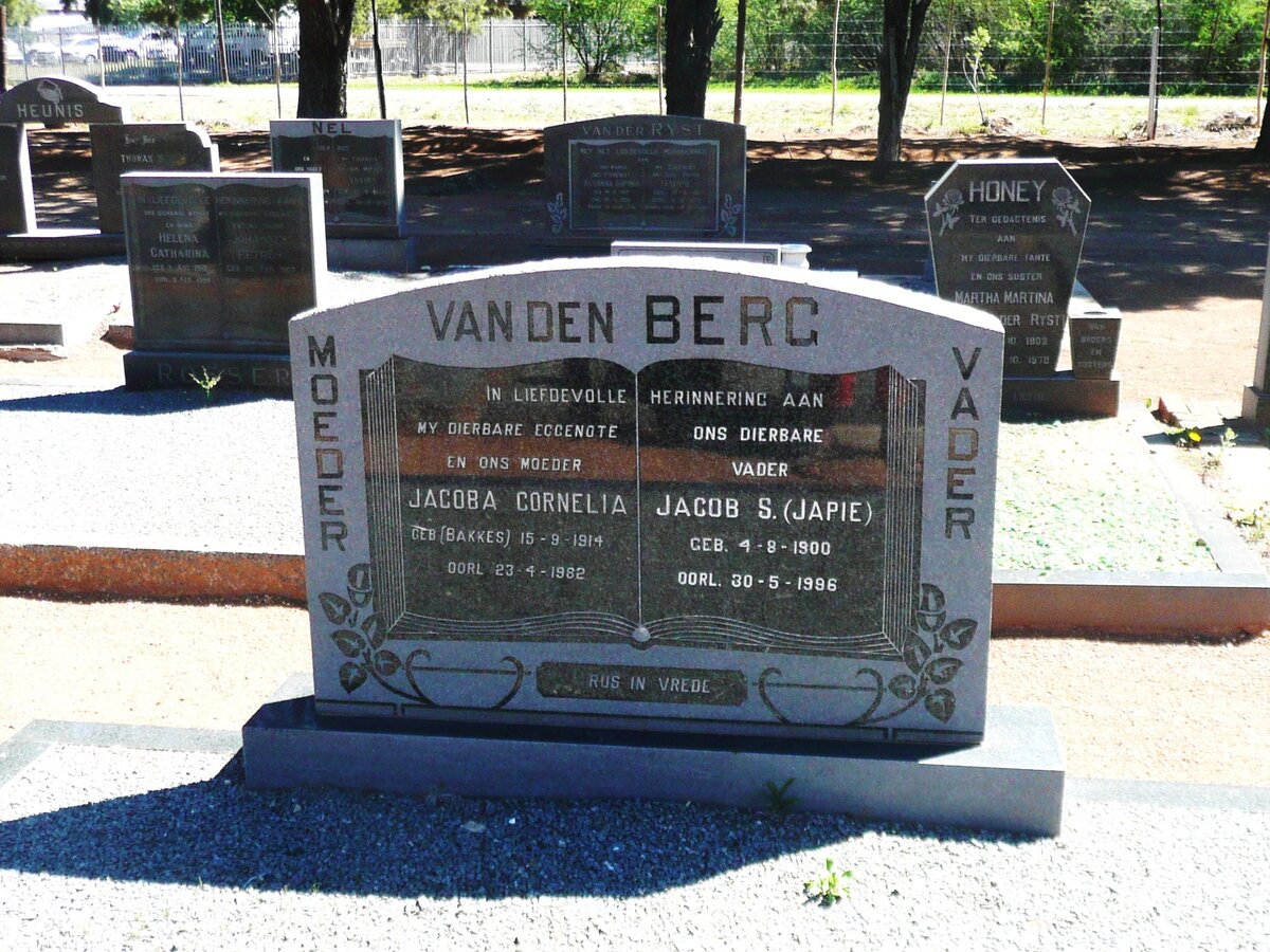 BERG Jacob S., van den 1900-1996 &amp; Jacoba Cornelia BAKKES 1914-1982