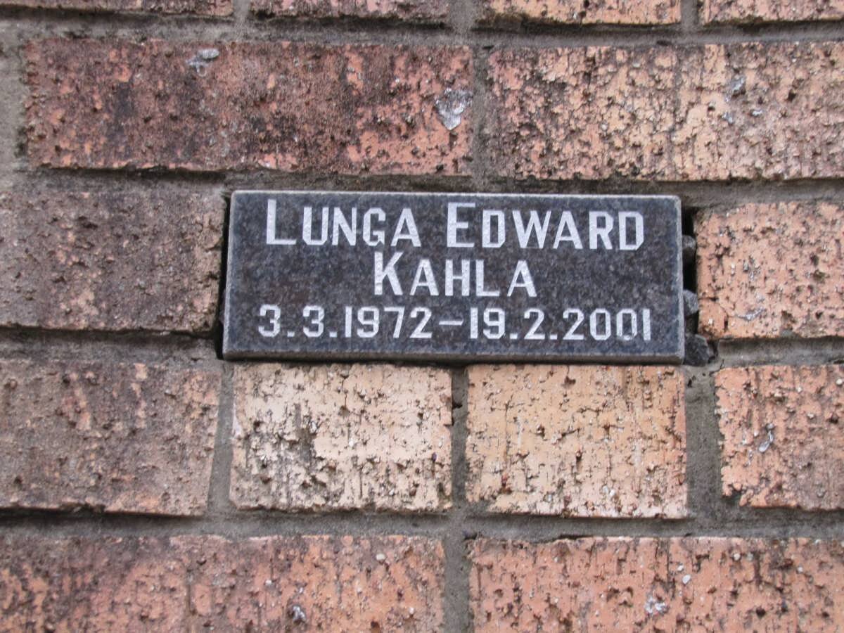 KAHLA Lunga Edward 1972-2001
