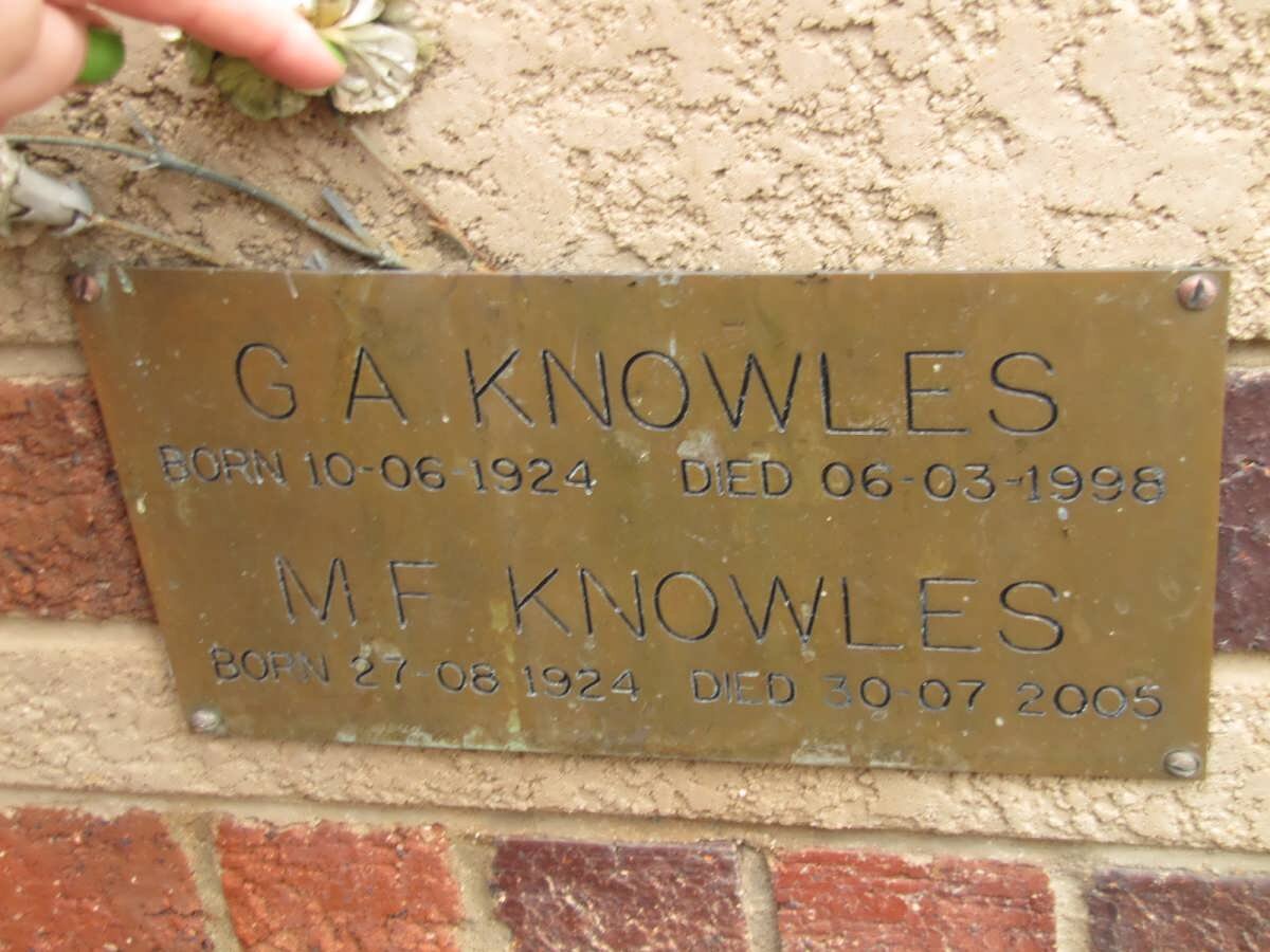 KNOWLES G.A 1924-1998 &amp; M.F. 1924-2005