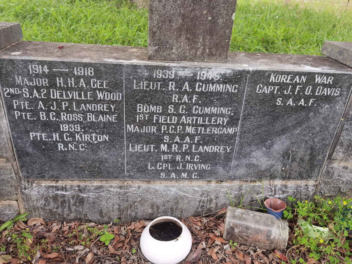 10. War Memorial: 1914-1918 /1939-1945/ Korean War