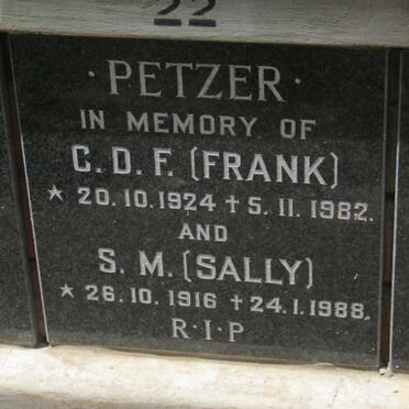 PETZER C.D.F. 1924-1982 &amp; S.M. 1916-1988