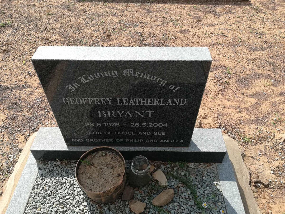 BRYANT Geoffrey Leatherland 1976-2004