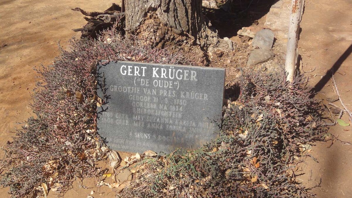 2. Grafsteen is na plaasopstal gebring sodat die publiek toegang daartoe kan verkry.