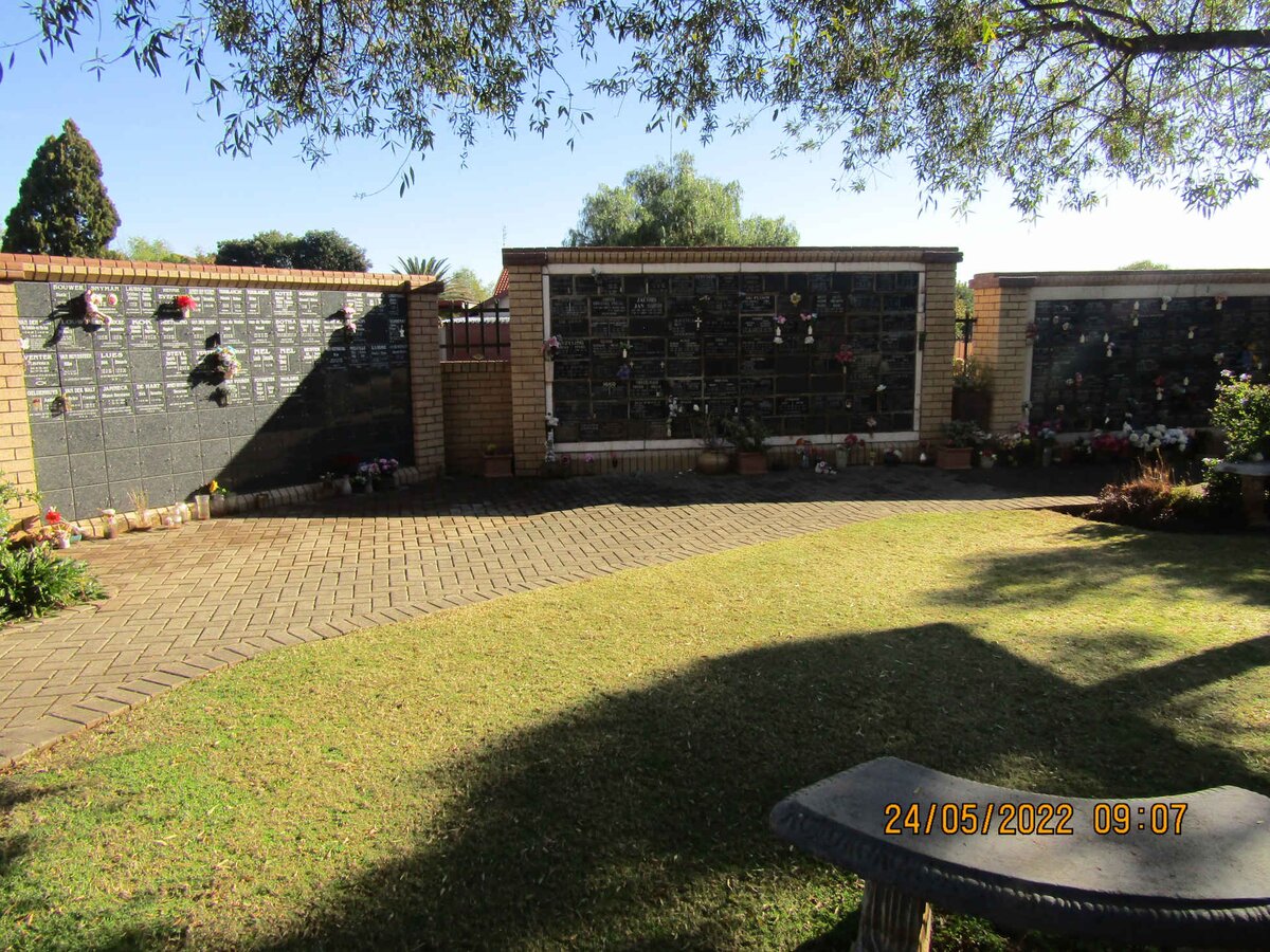 2. Oorsig/Overview: Muur van Herinneringe, NG Kerk Pellissier, Bloemfontein, Wall of Remembrance