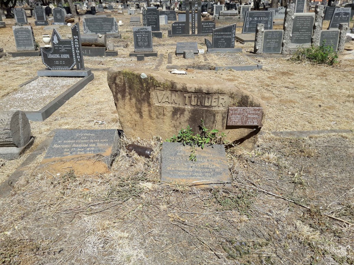 TONDER Marthinus Abraham, van 1879-1947 &amp; Susanna Jacoba FOURIE 1883-1957