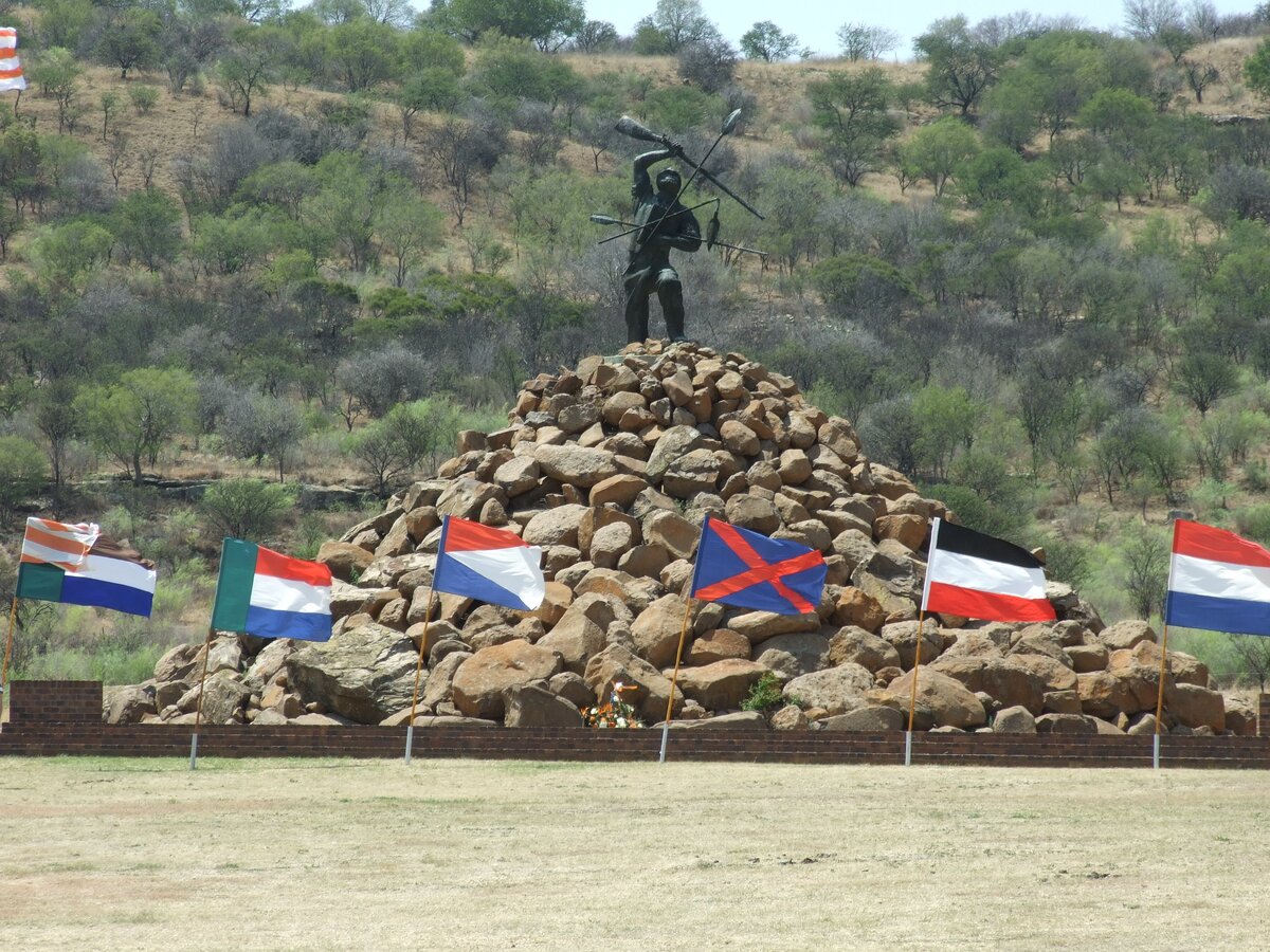 03. Monument met vlae van die Voortrekkers asook hul lande van herkoms