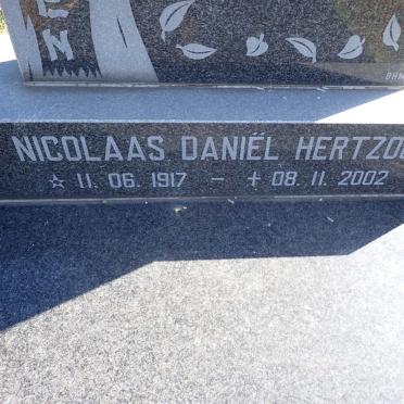 HERTZOG Nicolaas Daniel 1917-2002