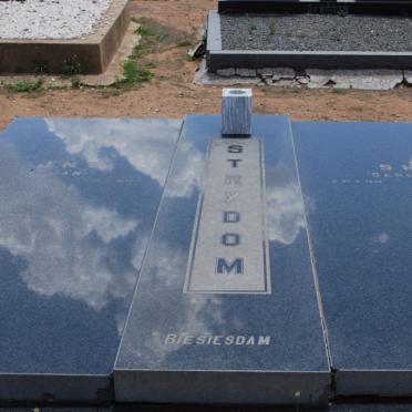 STRYDOM  J.N.S. 1924-1982 &amp; S.M. 1932-