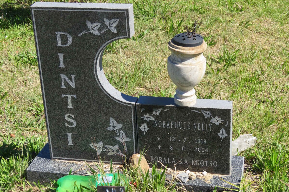 DINTSI Nobaphute Nelly 1919-2004