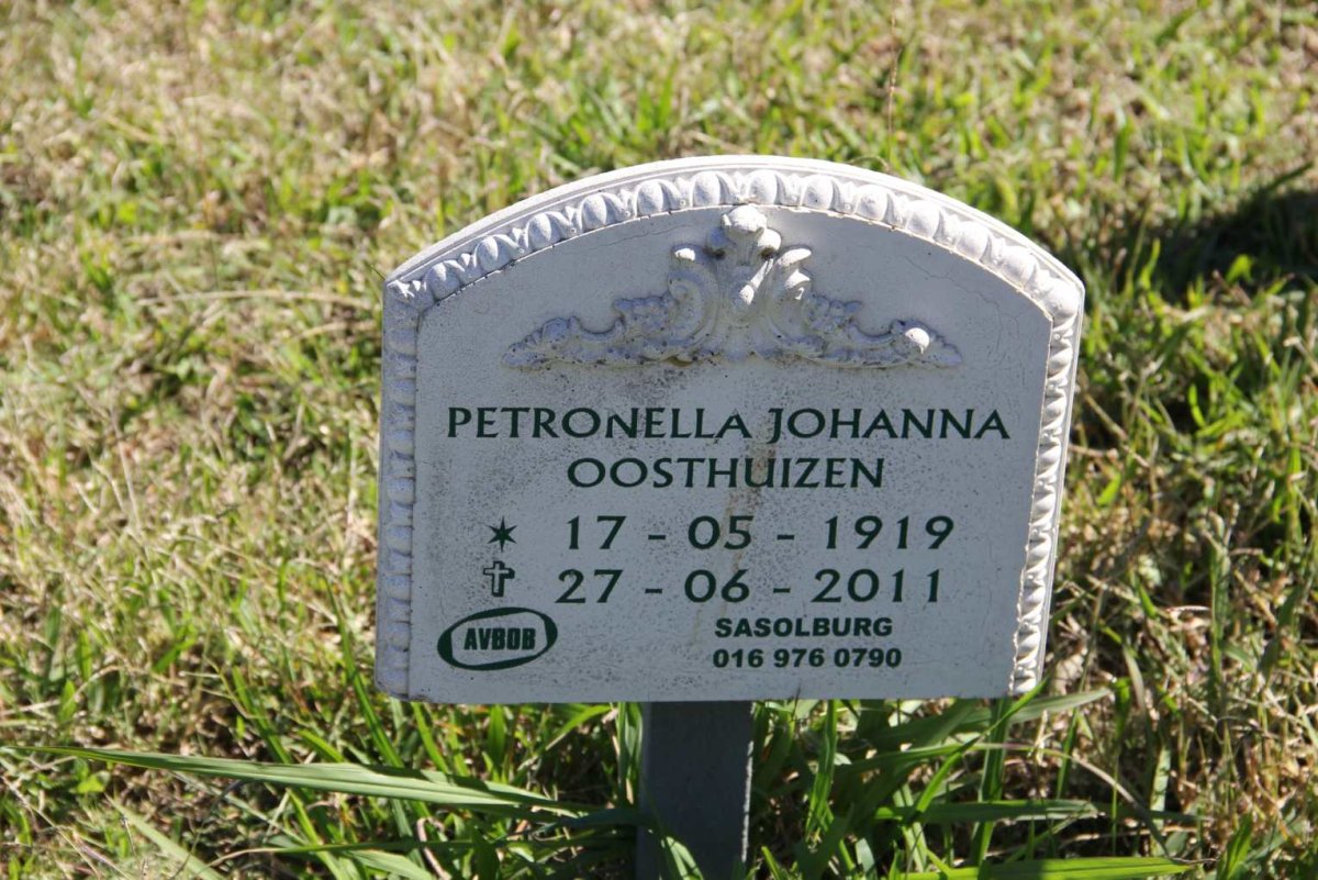 OOSTHUIZEN Petronella Johanna 1919-2011