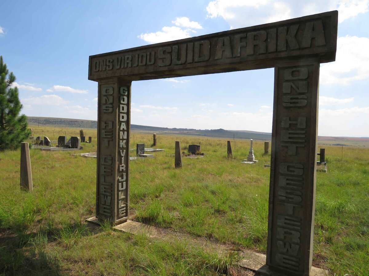 1. Entrance to Heroes' Acre / Ingang tot Heldeakker