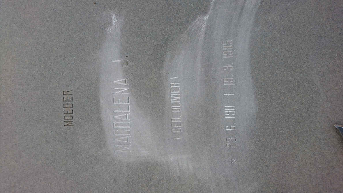 BERG Daniel M.J., van den 1917-1984 &amp; Magdalena J. OLIVIER 1911-1985