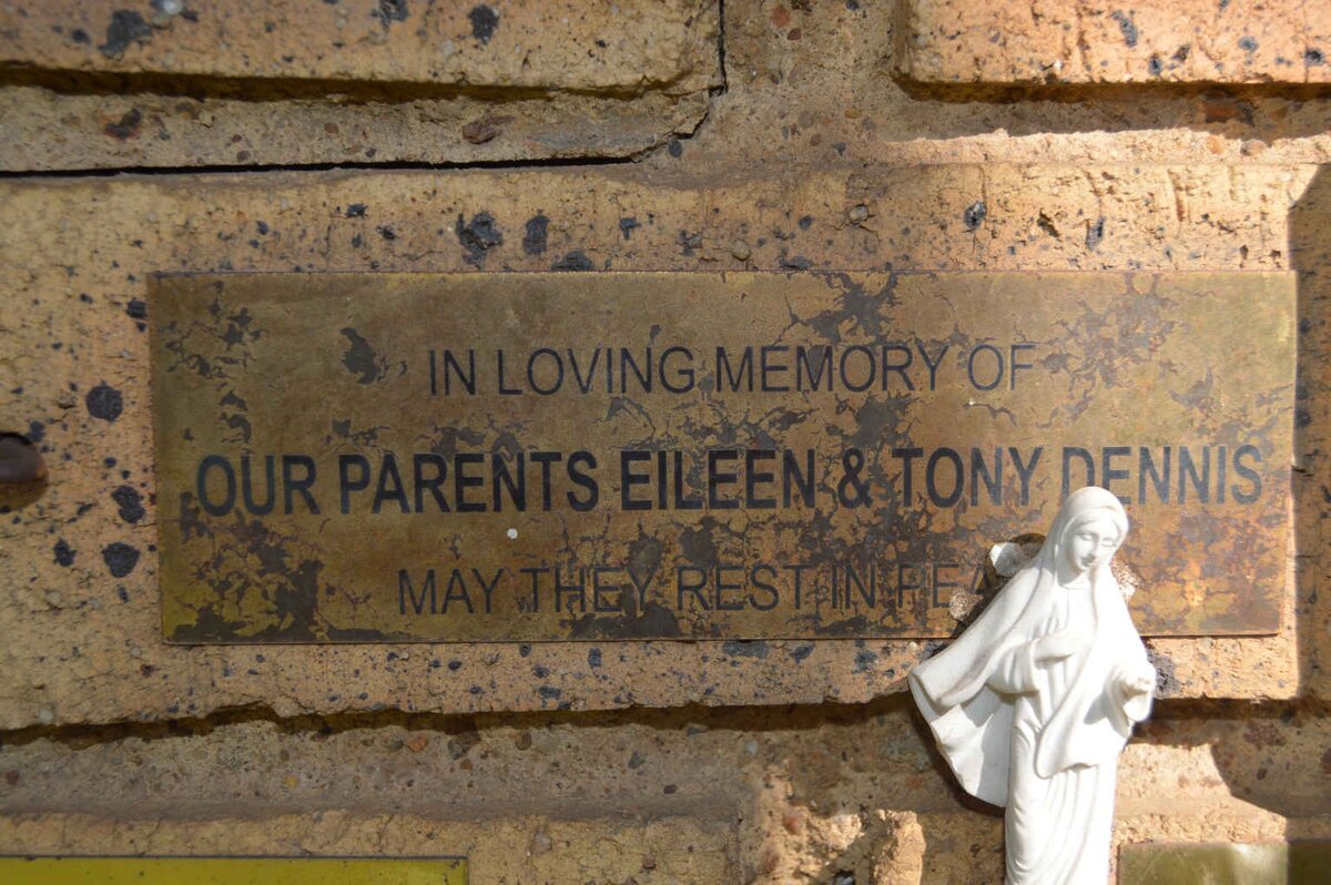 DENNIS Tony &amp; Eileen