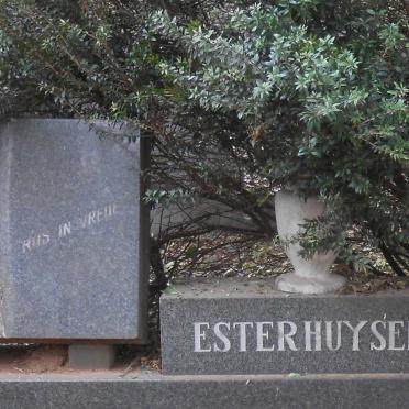 ESTERHUYSEN Jan Jonathan 1912-1984 &amp; Delila Gertruida 1920-1985