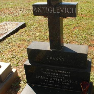 ANTIGLEVICH Zorka 1892-1981 