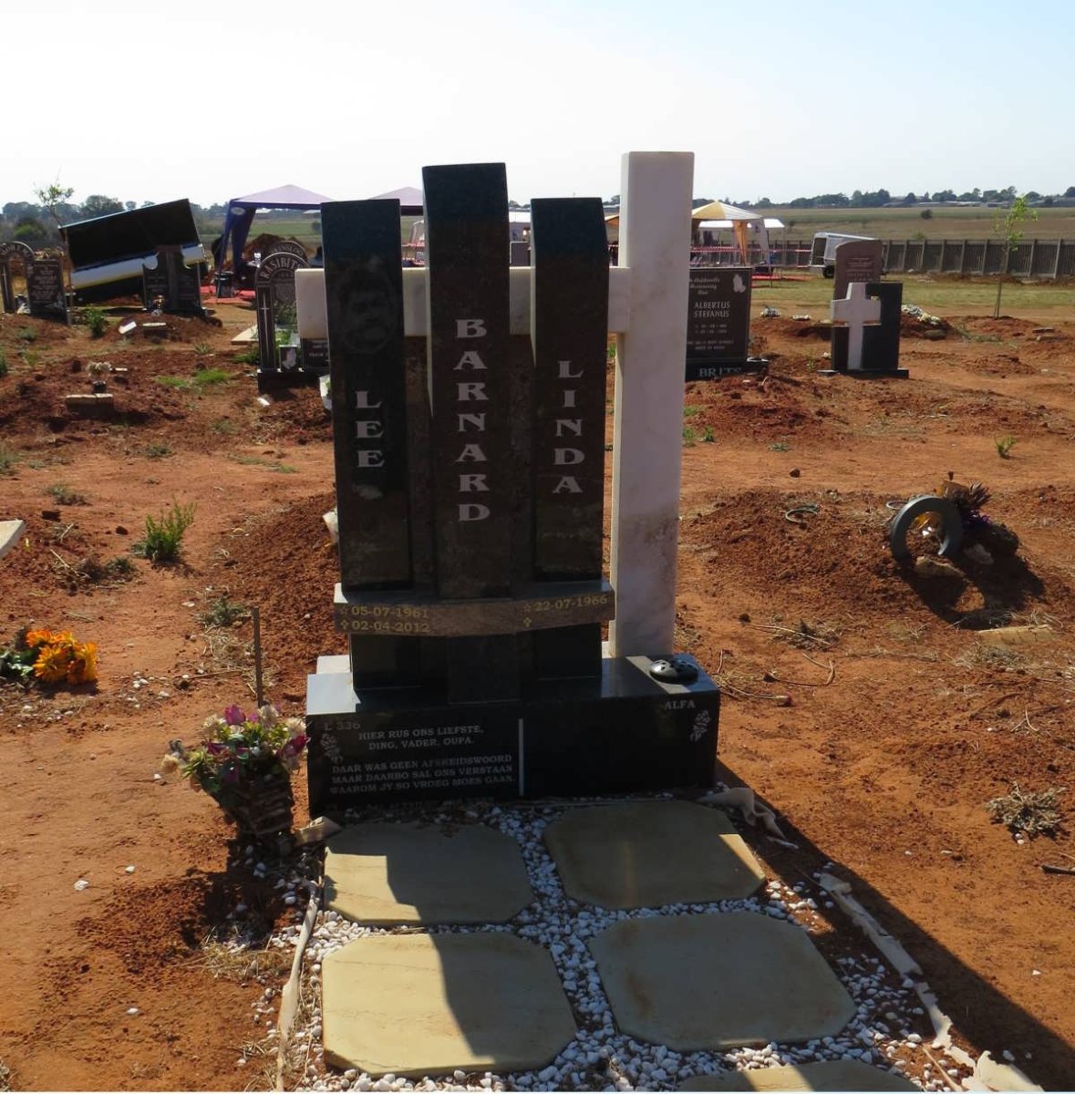 BARNARD Lee 1961-2012 &amp; Linda 1966-