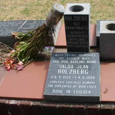 HOLZBERG Valda Jean nee BRANTHWAITE 1959-1988
