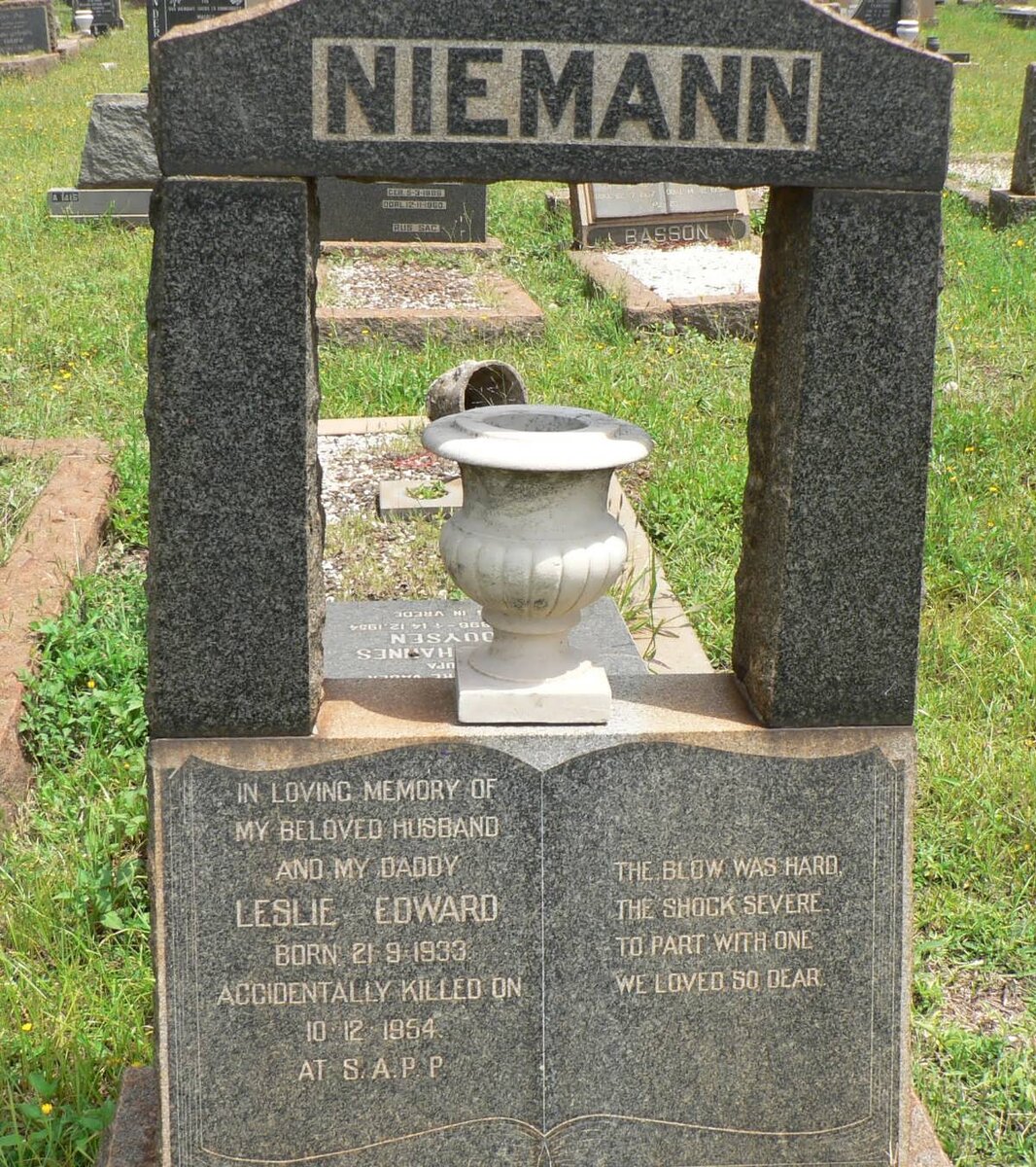 NIEMANN Leslie Edward 1933-1954