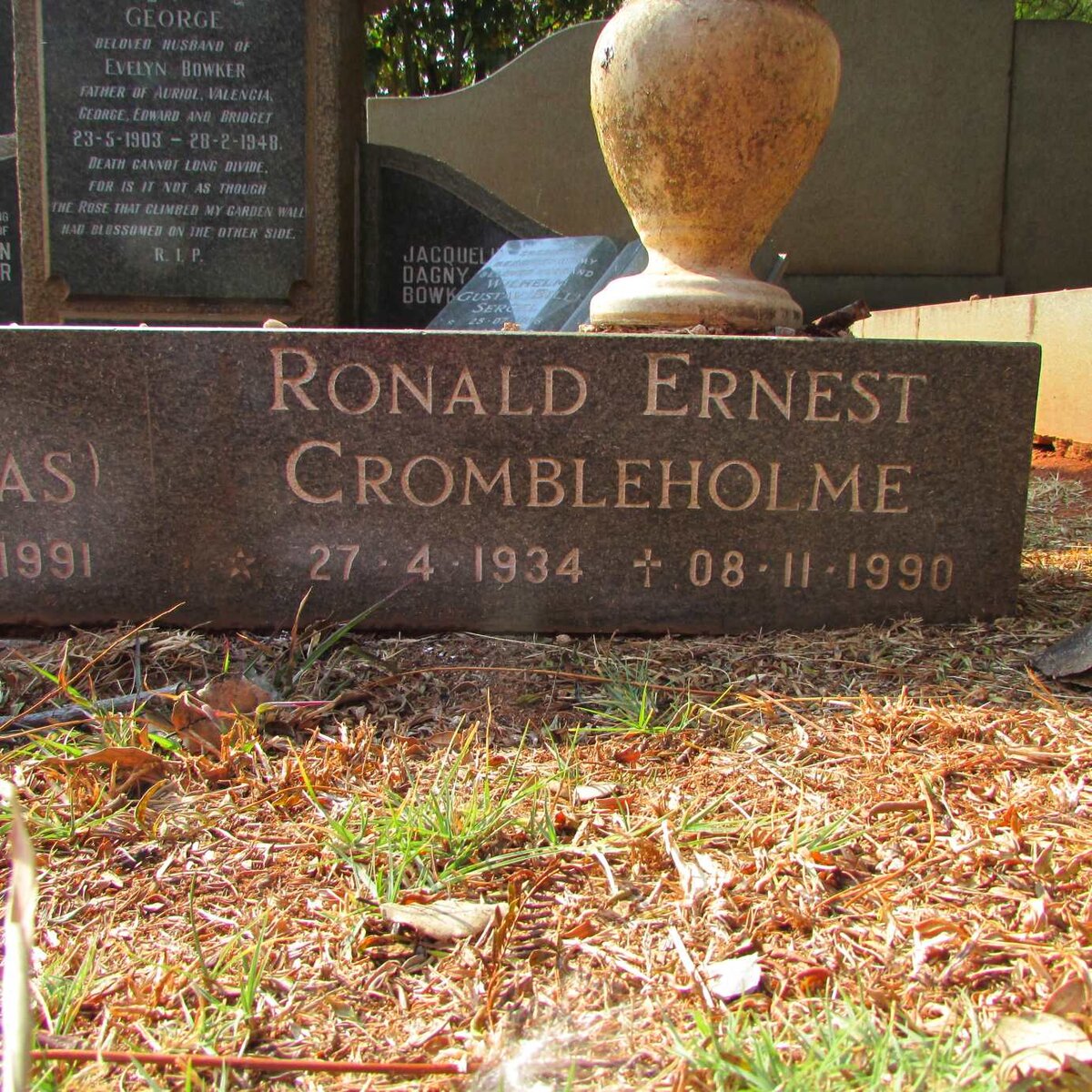 BOTHMA Eileen May nee THOMAS 1909-1991 :: CROMBLEHOLME Ronald Ernest 1934-1990