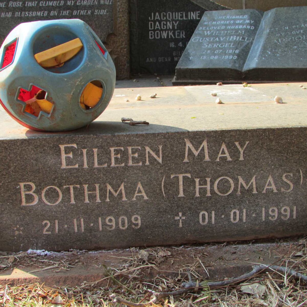 BOTHMA Eileen May nee THOMAS 1909-1991 :: CROMBLEHOLME Ronald Ernest 1934-1990