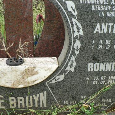BRUYN Koos, de 1938-2010 :: VENTER Deon E. 1967-1999 :: DE BRUYN Ronnie 1940-2012 :: DE BRUYN Anton 1966-1995