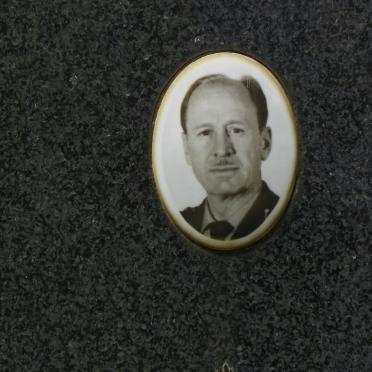 LOUW Willem Johannes Nicolaas 1918-1975 &amp; Queenie NELL 1920-2007