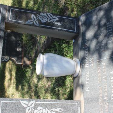 MOORE Eddie 1923-1997 &amp; Regina 1907-1978