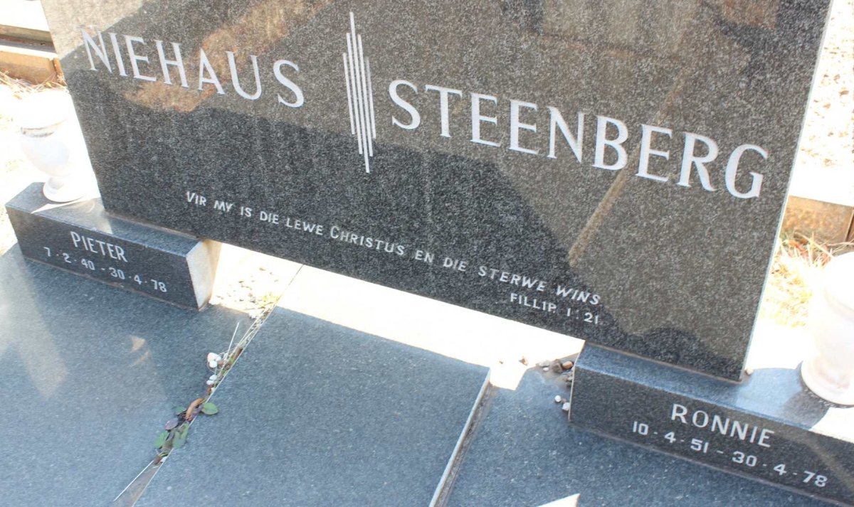 NIEHAUS Pieter 1940-1978 :: STEENBERG Ronnie 1951-1978