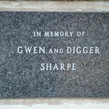 SHARPE Digger &amp; Gwen