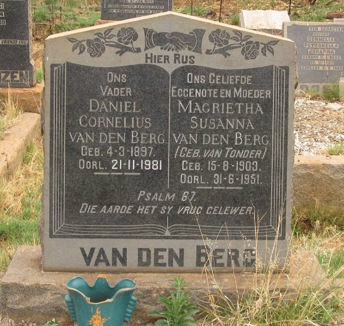 BERG Daniel Cornelius, van den 1897-1981 &amp; Magrieta Susanna VAN TONDER 1903-1951
