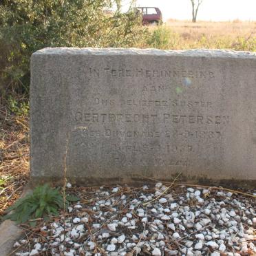 Gauteng, KRUGERSDORP district, Muldersdrif, Rietfontein 189, farm cemetery_2