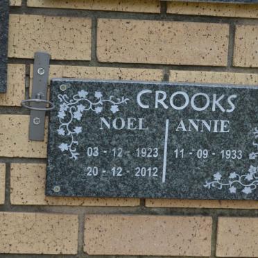 CROOKS Noel 1923-2012 &amp; Annie 1933-