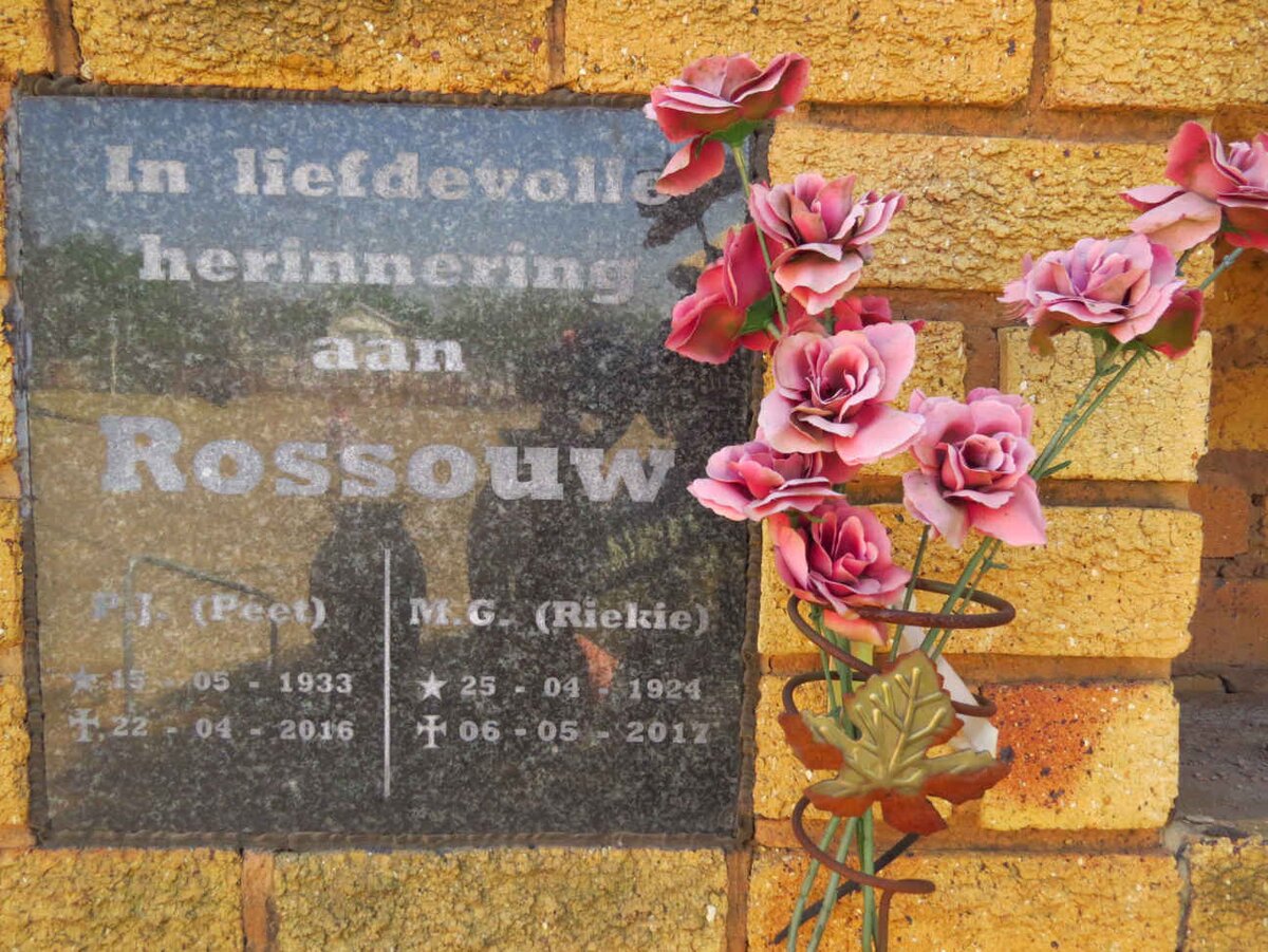 ROSSOUW P.J. 1933-2016 &amp; M.G. 1924-2017
