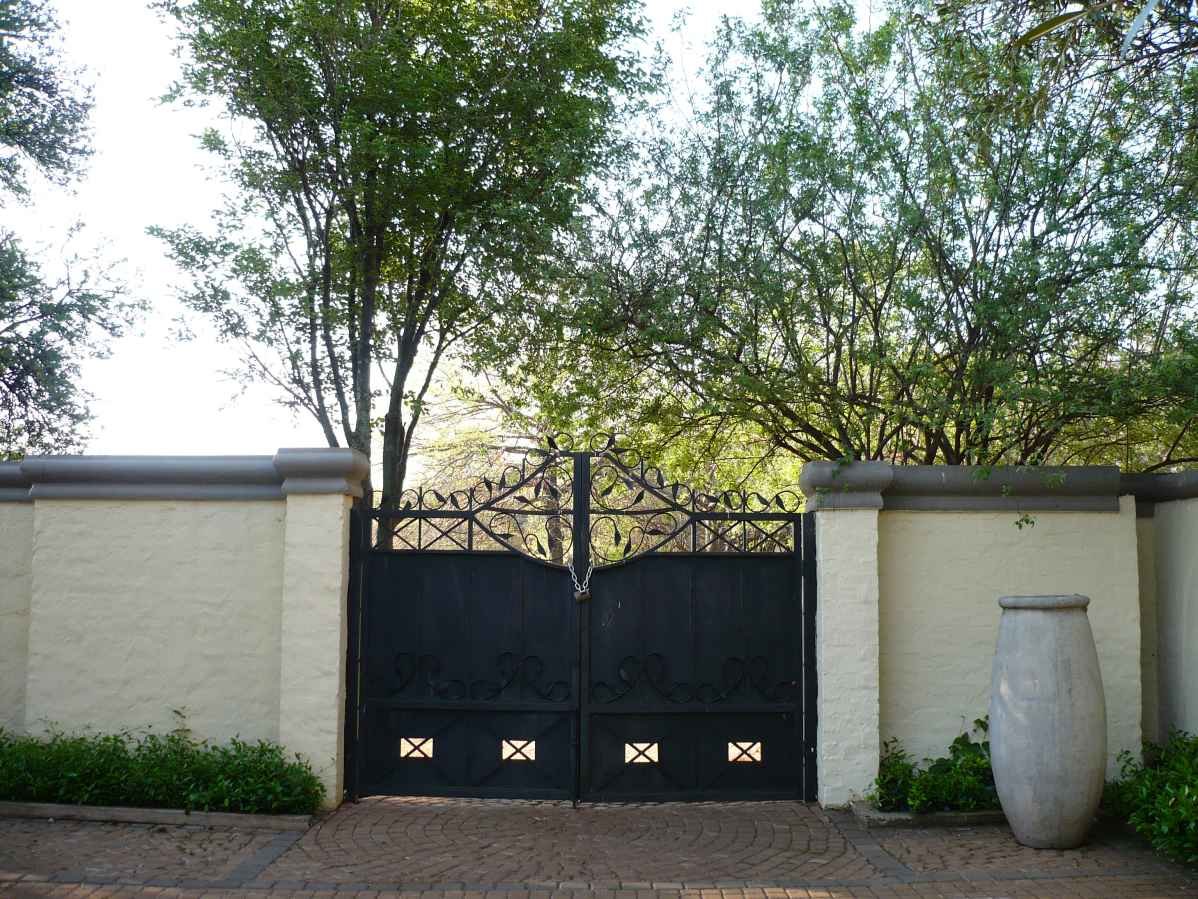 1. Entrance to the cemetery