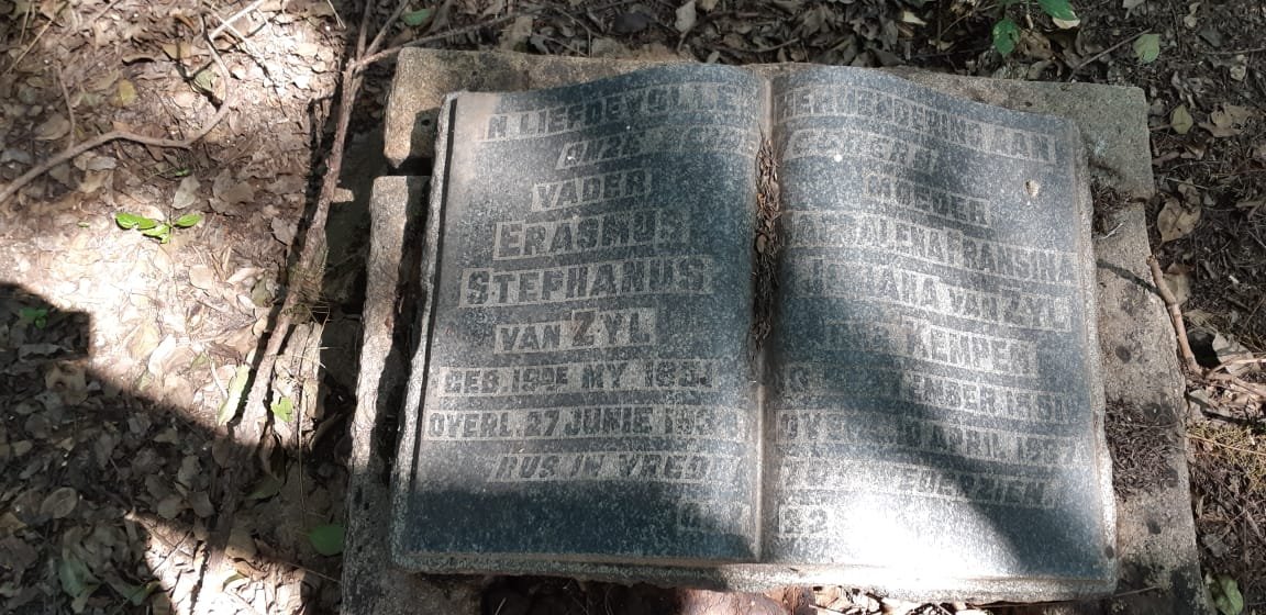 ZYL Erasmus Stephanus, van 18?1-1934 &amp; Magdalena Fransina Johana KEMPER 1851-1937