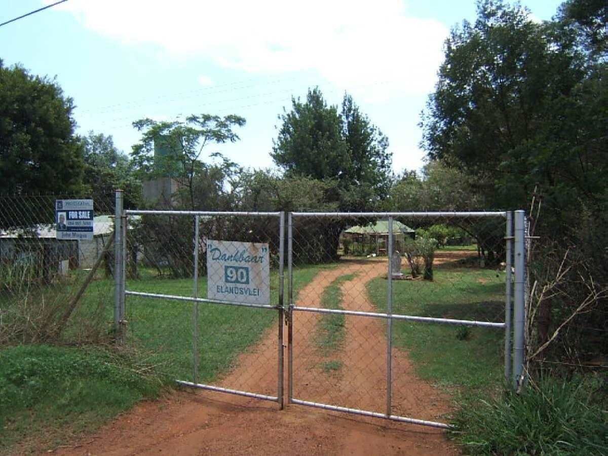 2. Entrance to the cemetery