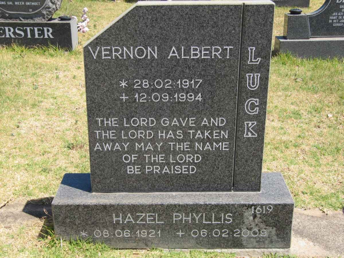 LUCK Vernon Albert 1917-1994 &amp; Hazel Phyllis 1921-2009