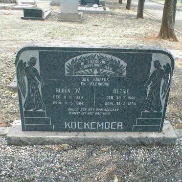 KOEKEMOER Ruben W. 1939-1964  :: KOEKEMOER Betsie 1945-1964