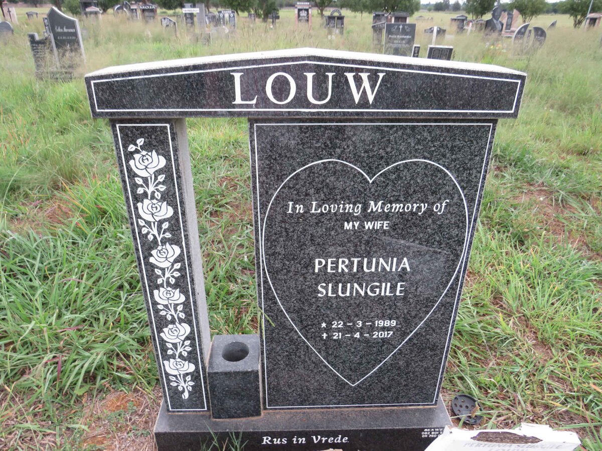 LOUW Pertunia Slungile 1989-2017