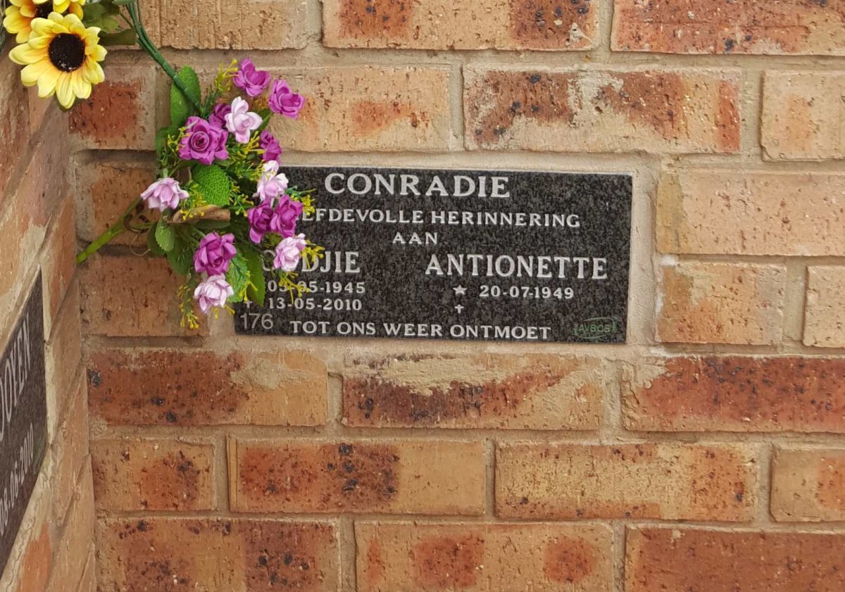 CONRADIE Oudjie 1945-2010 &amp; Antionette 1949-