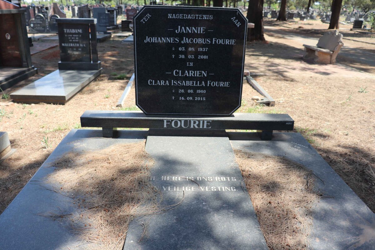 FOURIE Johannes Jacobus 1937-2001 & Clara Issabella 1940-2015