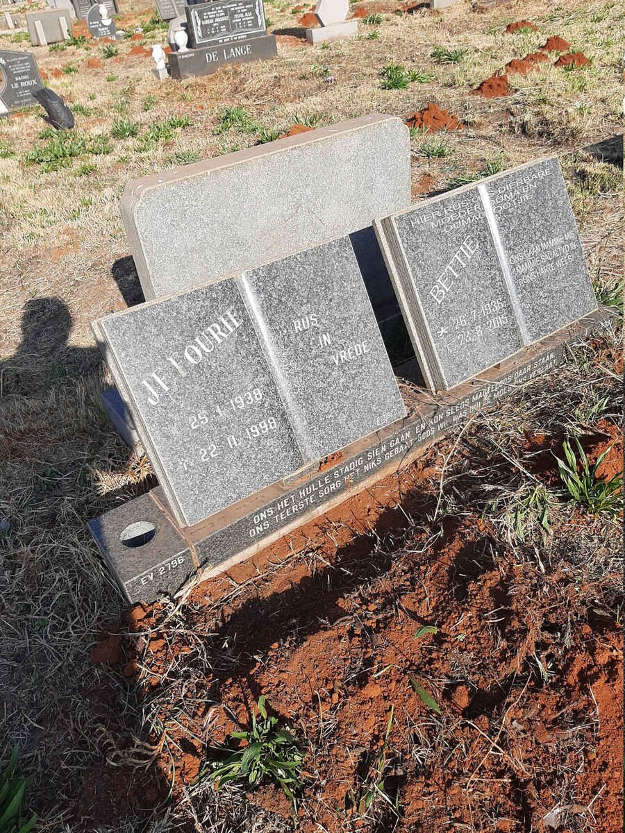 FOURIE J.F. 1938-1998 & Bettie 1936-2015