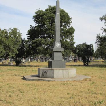 3. Begraafplaas in die agtergrond / Cemetery in the background