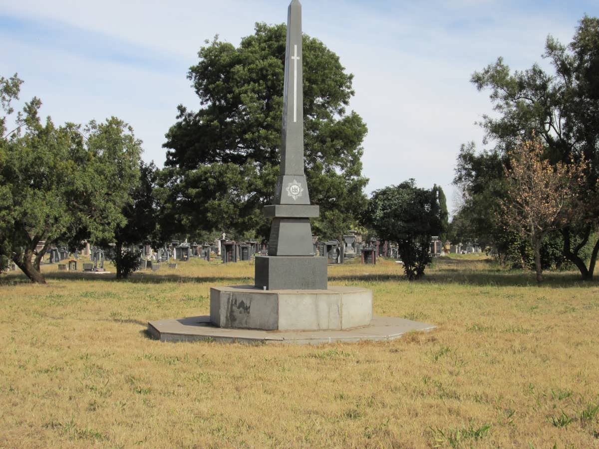 3. Begraafplaas in die agtergrond / Cemetery in the background