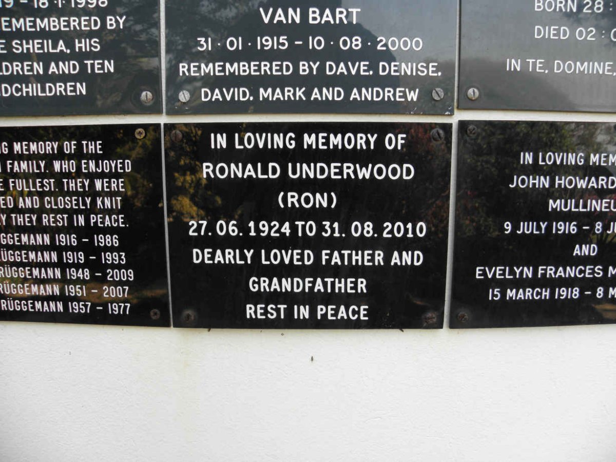 UNDERWOOD Ronald 1924-2010