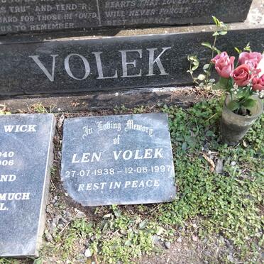 VOLEK Len 1938-1997